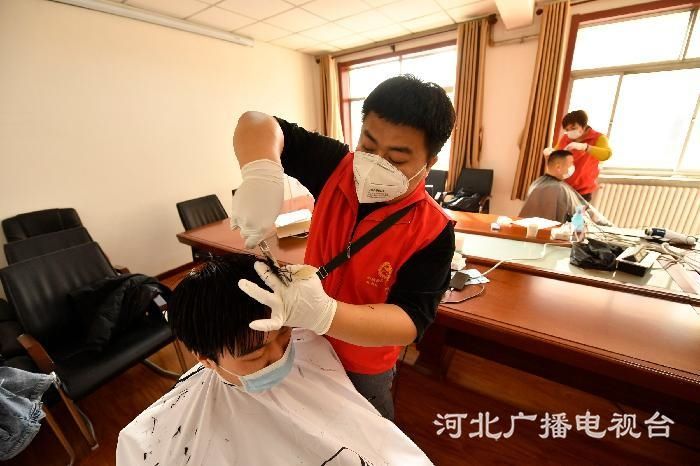 志愿者在国泰东道社区为工作人员义务理发 (2)