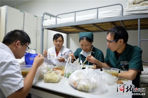 石家庄：医护人员中秋夜坚守岗位（图）