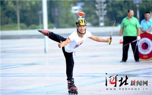 保定健身达人王长江：踩着“风火轮”抖空竹（组图）