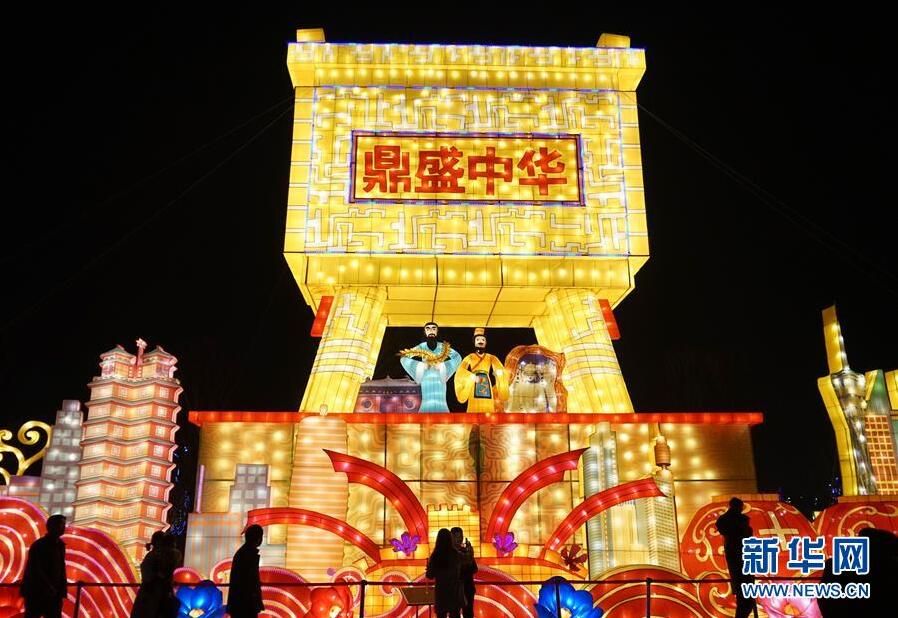 2月26日，参观者在郑州园博园观看一座大型组合花灯。当日，2018“老家灯会”开幕仪式在郑州园博园举行，为即将到来的元宵佳节增添浓浓的喜庆氛围。 新华社记者李安摄