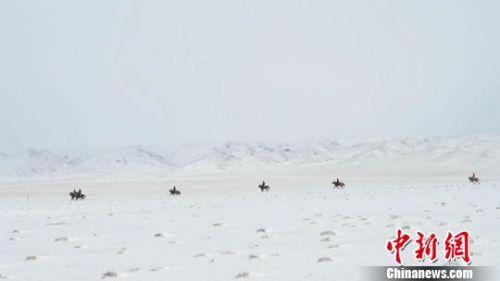 骑手们前追后赶，冰天雪地阻挡不了热情。　孟根朝力　摄