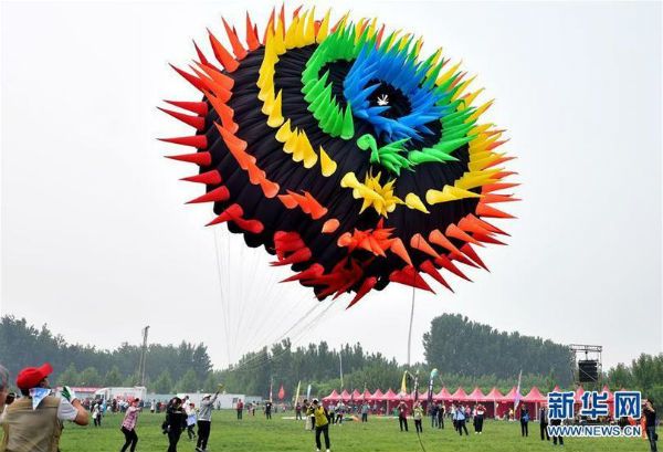 第四届中国廊坊·第什里风筝节：放飞“滚地龙”