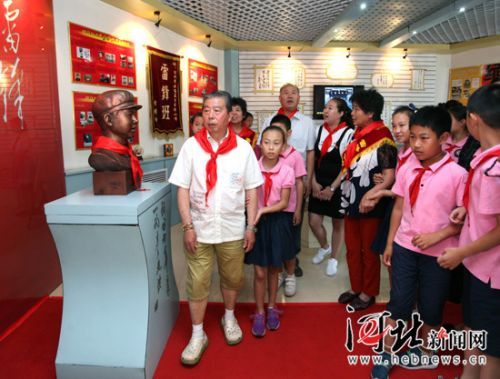 石家庄市雷锋小学迎来雷锋辅导过的“学生”（图）