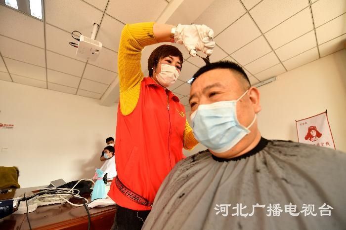 志愿者在国泰东道社区为工作人员义务理发 (2)
