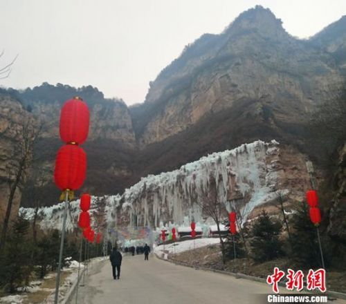 山西一景区人造近百米冰挂引游客围观