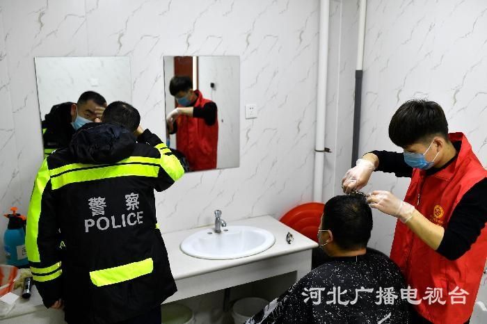 志愿者在国泰东道社区为工作人员义务理发 (2)