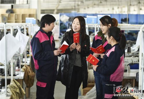 香河：“口袋书”助企业员工学习十九大精神（组图）