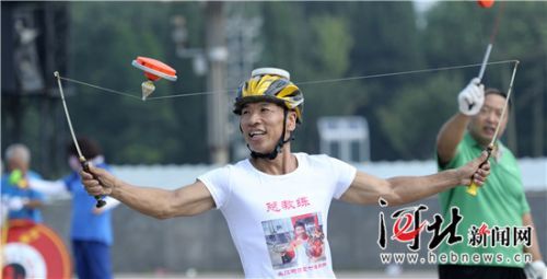 保定健身达人王长江：踩着“风火轮”抖空竹（组图）