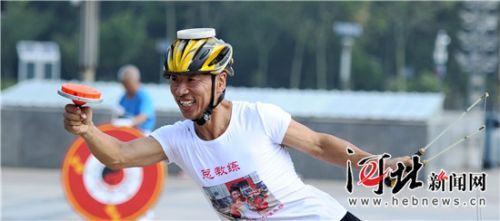 保定健身达人王长江：踩着“风火轮”抖空竹（组图）