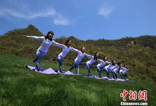 瑜伽爱好者青山下放松身心。　吴勇兵　摄