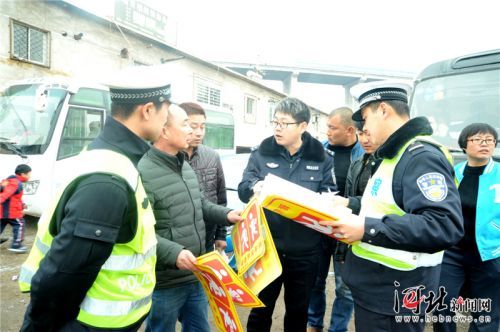 承德：接送学生车辆必须有“标”（图）