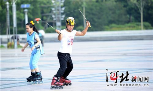 保定健身达人王长江：踩着“风火轮”抖空竹（组图）