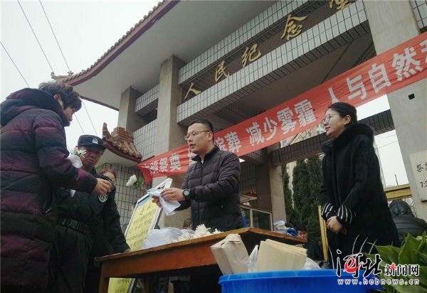 石家庄：纸钱换鲜花 文明祭亲人
