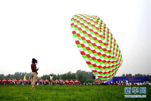 第四届中国廊坊·第什里风筝节：放飞“滚地龙”