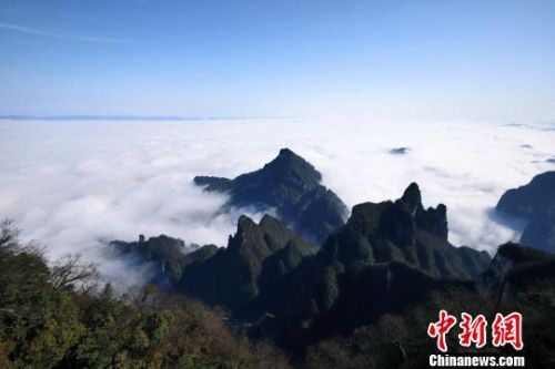张家界天门山雨后云海如波涌
