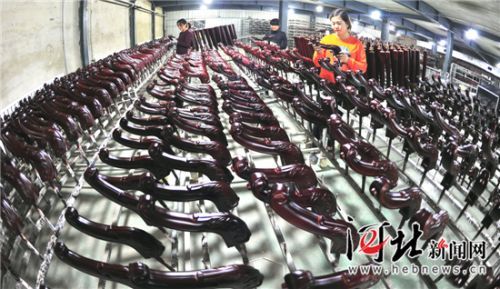 霸州做强做优金属玻璃家具产业