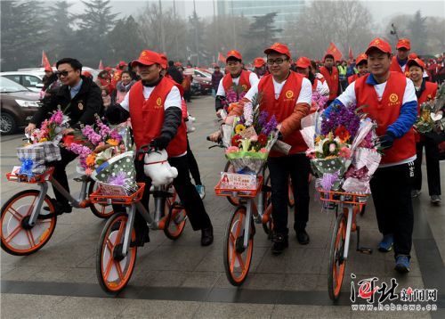 石家庄：鲜花送雷锋（组图）