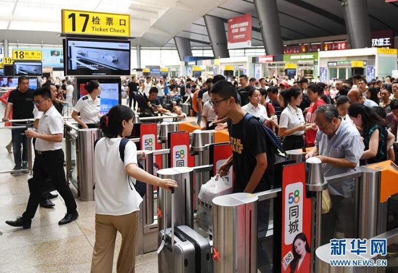 7月1日，在北京南站，旅客通过检票口进站。当日，2018年铁路暑运正式拉开帷幕，自今日起至8月31日为止，共计62天。全国铁路预计发送旅客6.47亿人次，同比增加4590万人次，增长7.6%，日均发送旅客1043万人次。新华社记者张晨霖摄