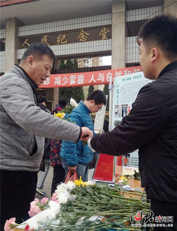 石家庄：纸钱换鲜花 文明祭亲人