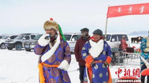 图为身着蒙古族服饰的牧民。　孟根朝力　摄