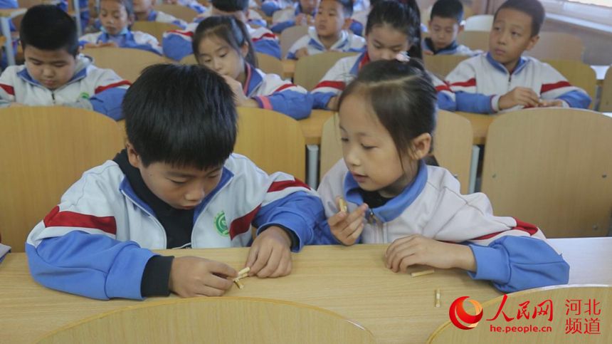 永清县第三小学学生们学习制作“秸秆扎刻”。 刘大光供图