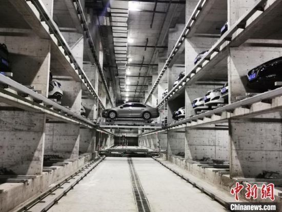 图为河北省石家庄市的地下立体停车场。　王宝松 摄