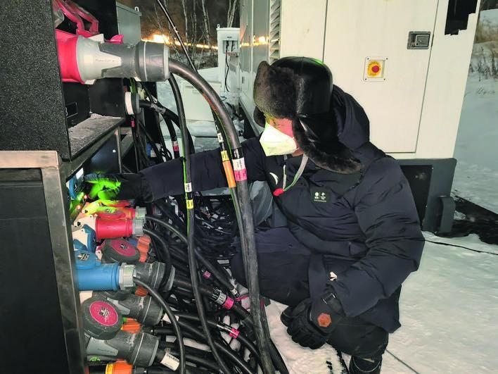 开幕式期间，廊坊电力冬奥保障团队在国家越野滑雪中心检查配电箱。 郭沈阳 摄