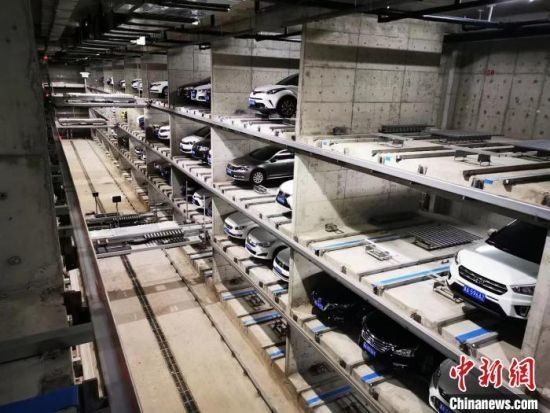 图为河北省石家庄市的地下立体停车场。　王宝松 摄