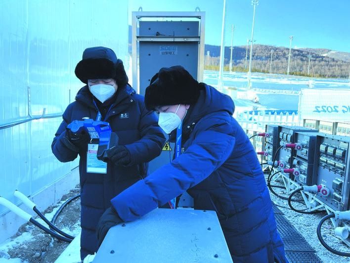2月8日，国网冀北电力冬奥电力保障队员在国家越野滑雪中心开展巡视，对配电箱进行红外测温。蔺涛 摄