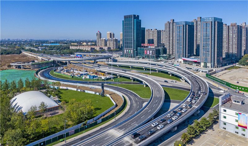 2021年10月12日，通燕高速燕郊出口立交枢纽正式通车。该立交枢纽通车后，三河通往北京城市副中心仅需10分钟。（本报资料片）河北日报记者 田 明摄