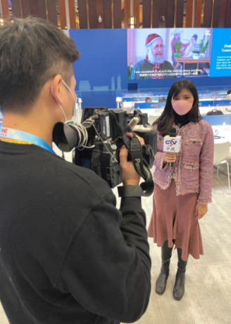 严珮瑜在2022北京新闻中心内做报道。